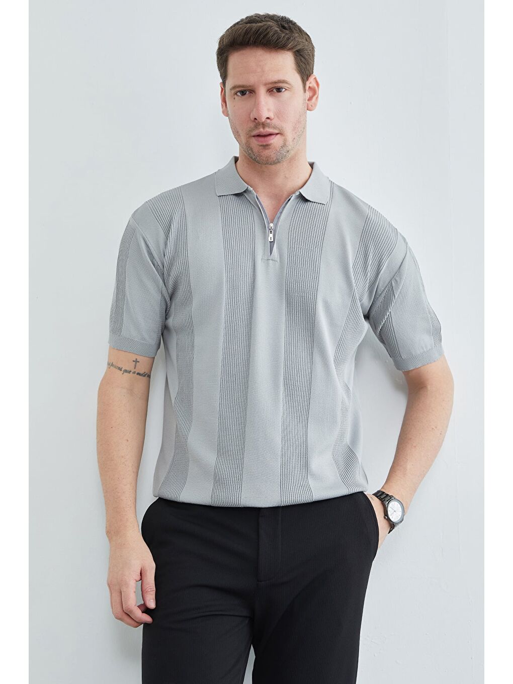 Gri Şeritli Yarım Fermuarlı Polo Yaka Triko Tişört