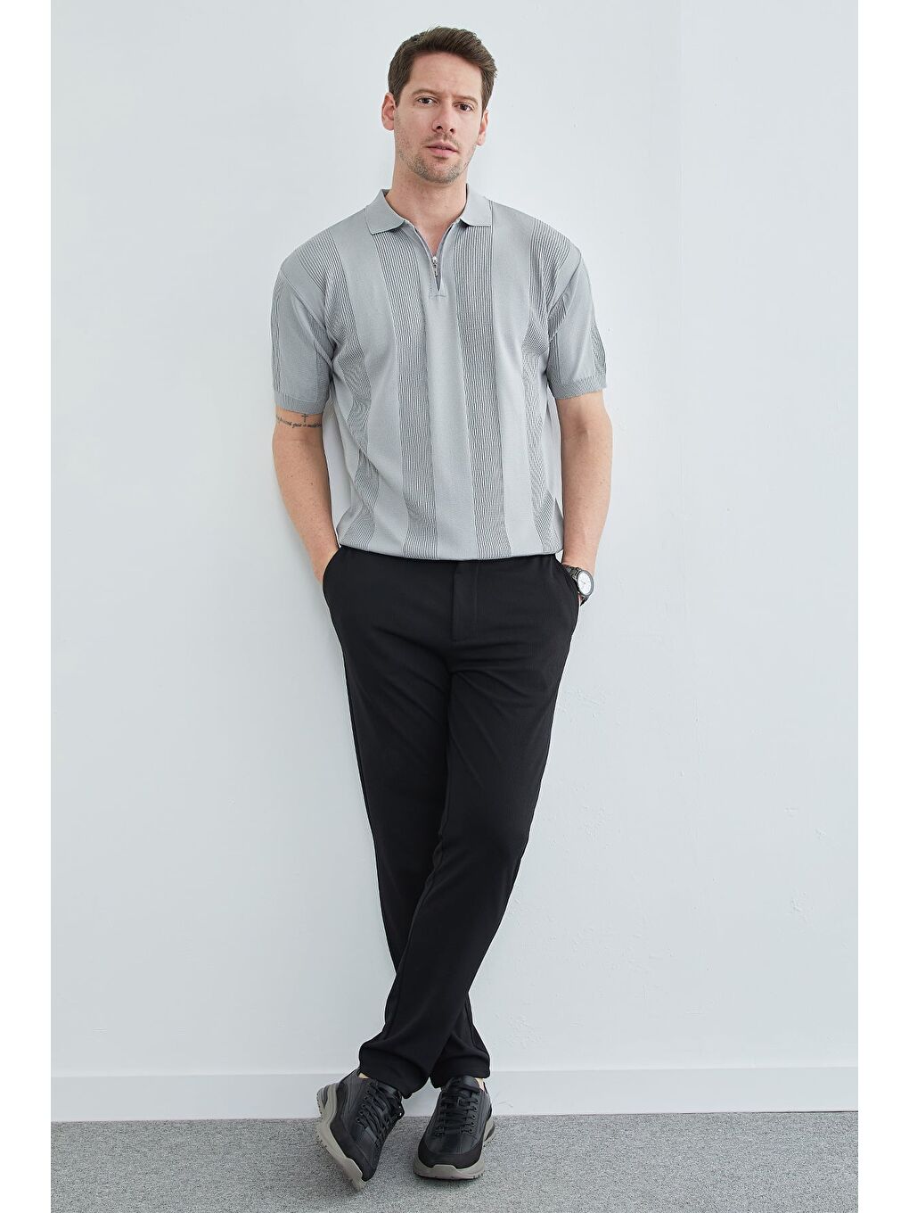 Gri Şeritli Yarım Fermuarlı Polo Yaka Triko Tişört-1