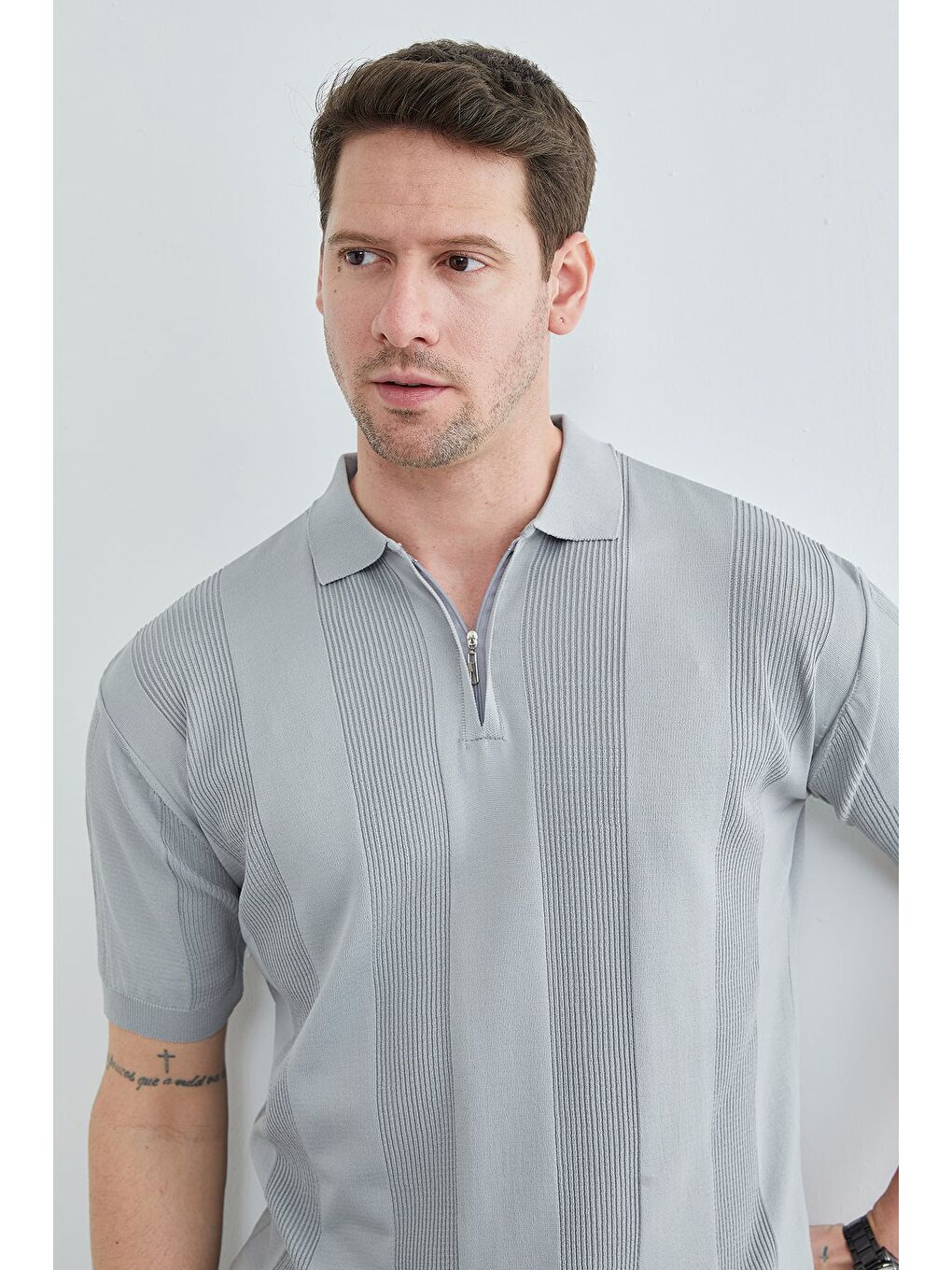 Gri Şeritli Yarım Fermuarlı Polo Yaka Triko Tişört-4