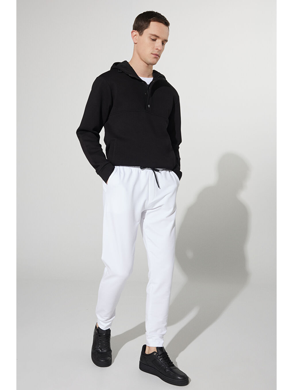 Erkek Beyaz Standart Fit Normal Kesim Cepli Pamuklu Rahat Eşofman Altı-3