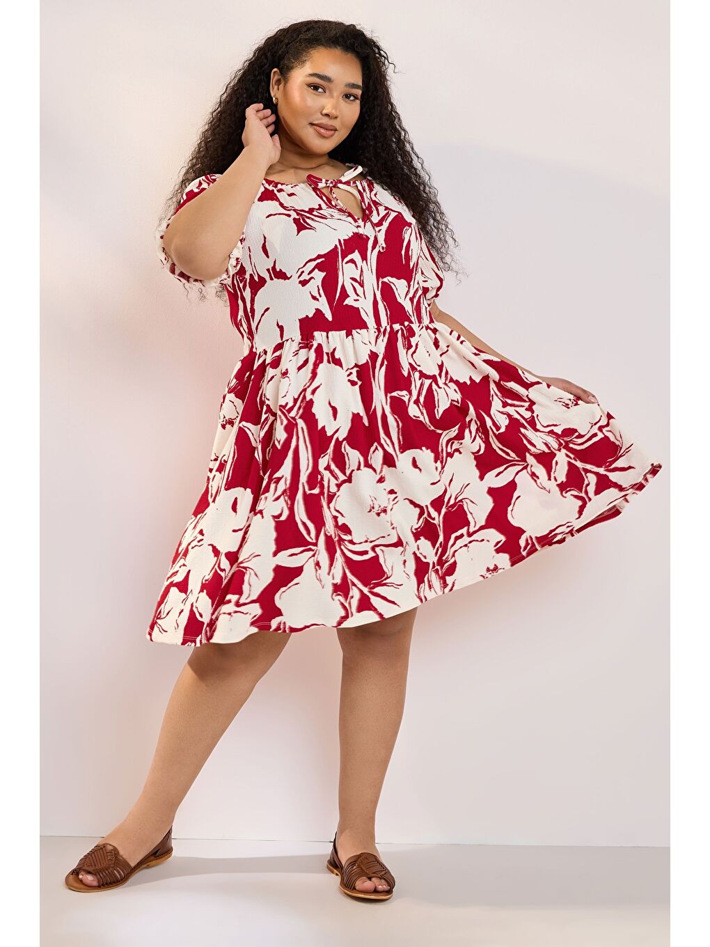 Kırmızı Büyük Beden Yakası Bağlamalı Çiçek Desenli Bürümcük Kumaş Diz Üstü Elbise 304113