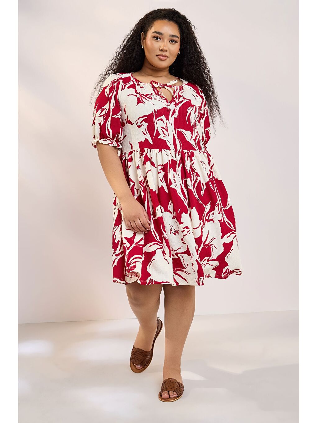 Kırmızı Büyük Beden Yakası Bağlamalı Çiçek Desenli Bürümcük Kumaş Diz Üstü Elbise 304113-1