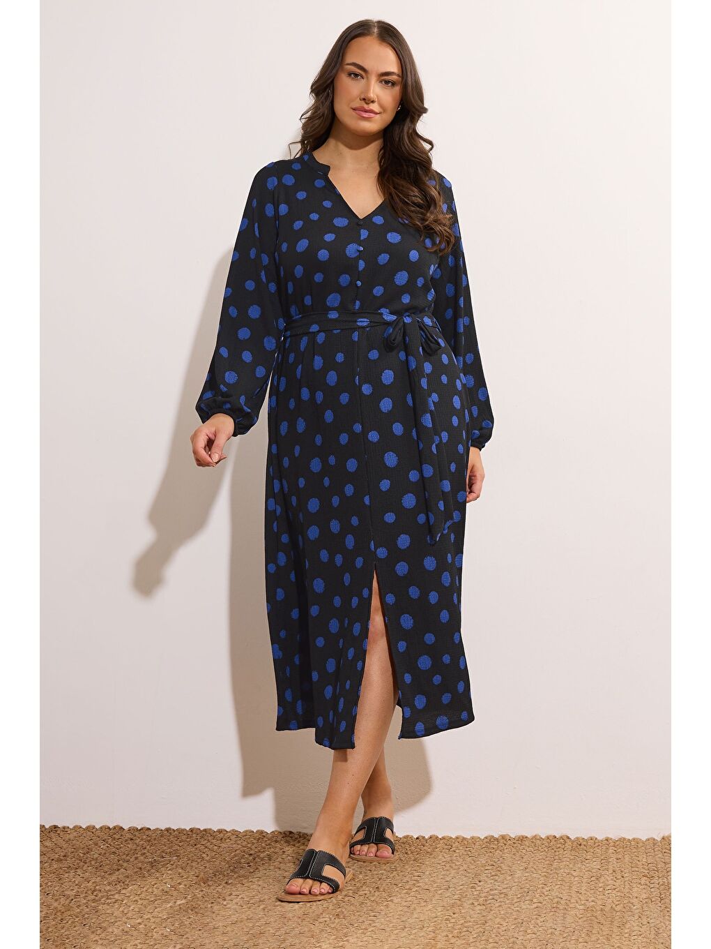 Siyah Büyük Beden Uzun Kollu V Yaka Kuşaklı Puantiyeli Uzun Elbise 615816