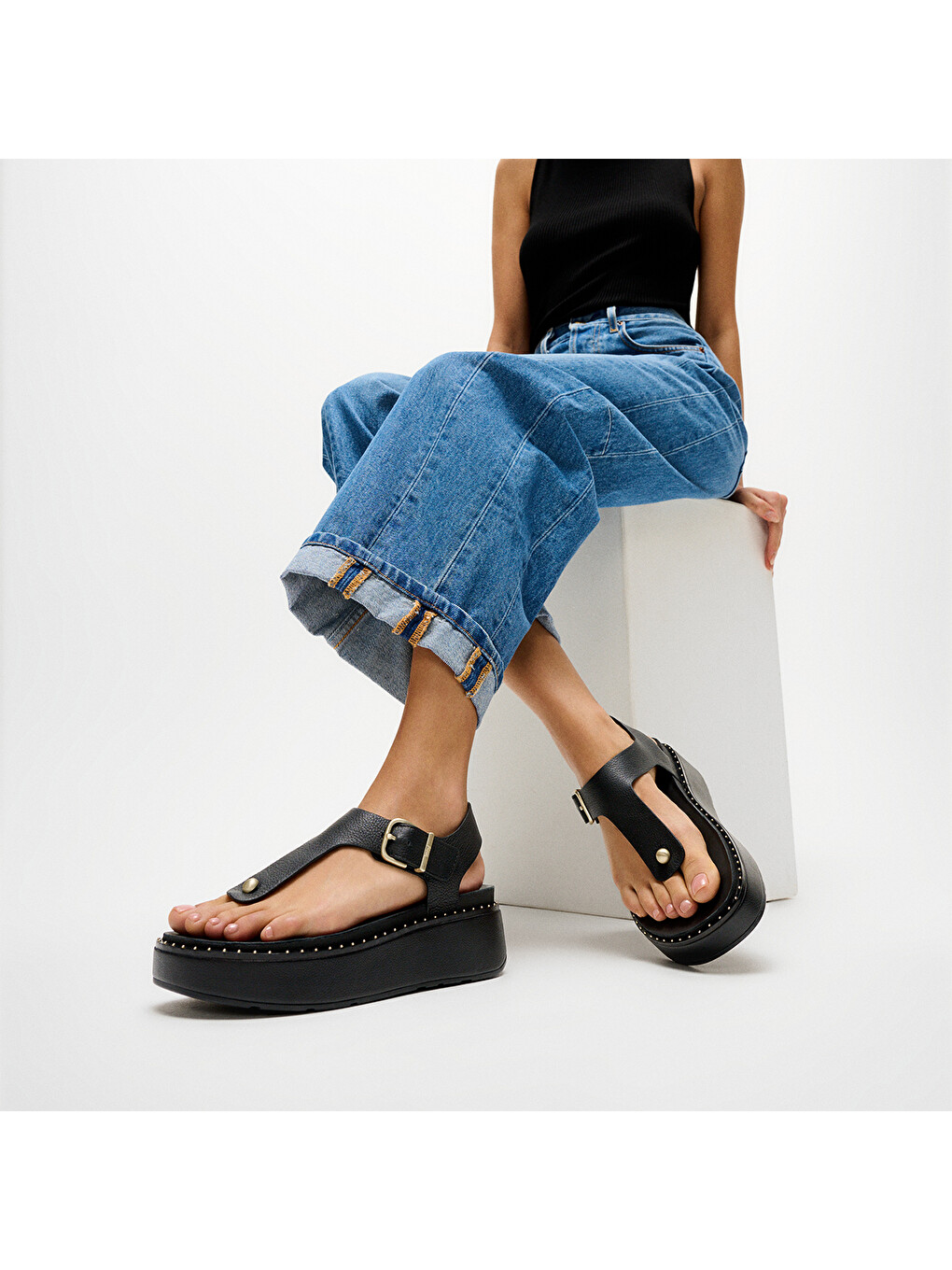 Siyah Kadın Sandalet A3F-090 GEN-FF Max Bucle Tumbled-Leather Toe-Post Sandals-1