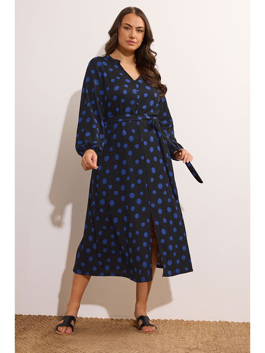 Siyah Büyük Beden Uzun Kollu V Yaka Kuşaklı Puantiyeli Uzun Elbise 615816-1