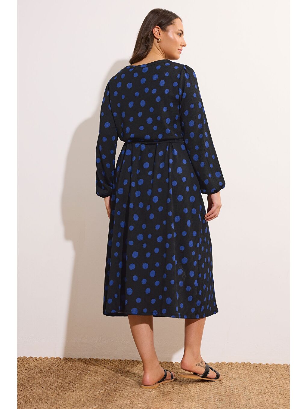 Siyah Büyük Beden Uzun Kollu V Yaka Kuşaklı Puantiyeli Uzun Elbise 615816-3