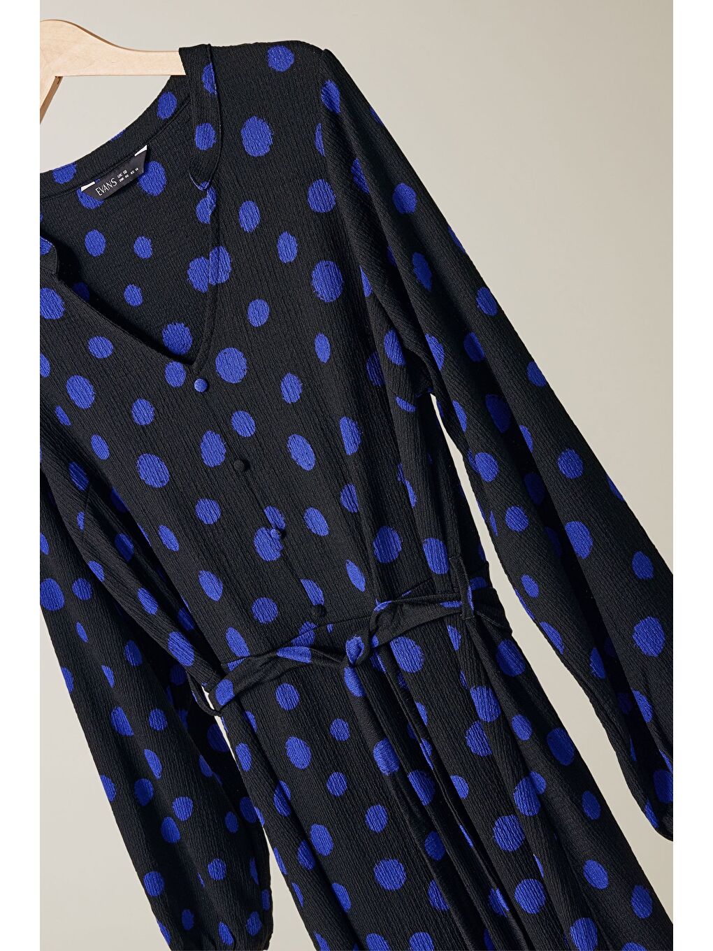 Siyah Büyük Beden Uzun Kollu V Yaka Kuşaklı Puantiyeli Uzun Elbise 615816-4