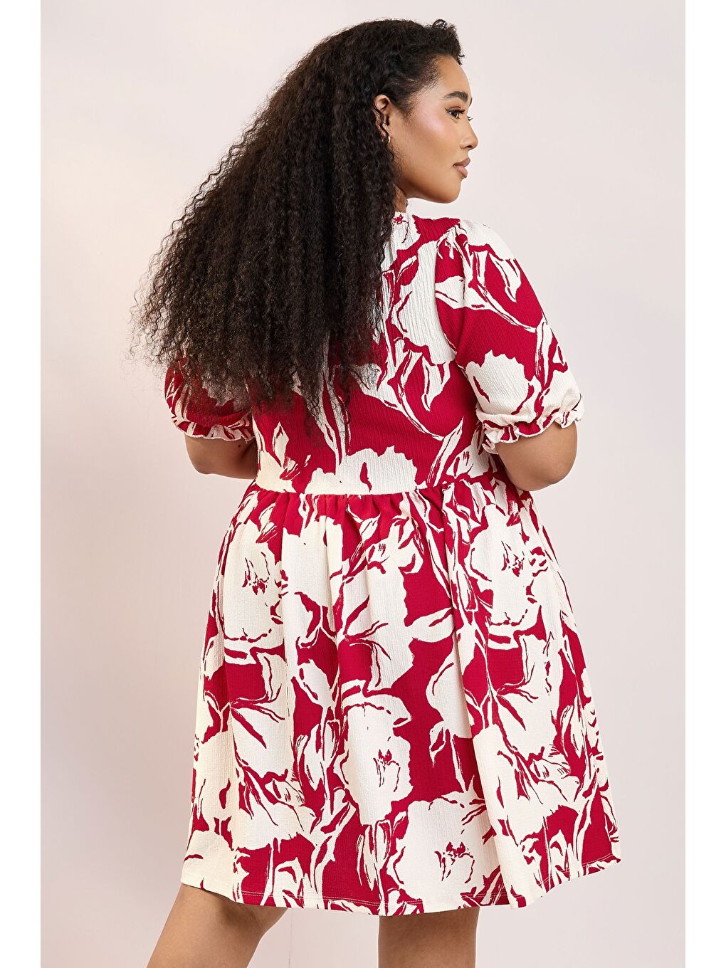 Kırmızı Büyük Beden Yakası Bağlamalı Çiçek Desenli Bürümcük Kumaş Diz Üstü Elbise 304113-3