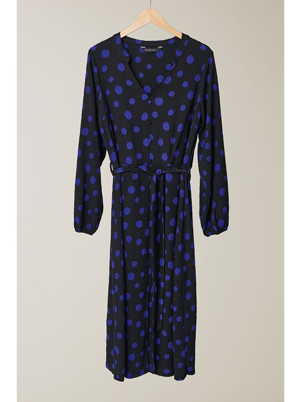 Siyah Büyük Beden Uzun Kollu V Yaka Kuşaklı Puantiyeli Uzun Elbise 615816-5