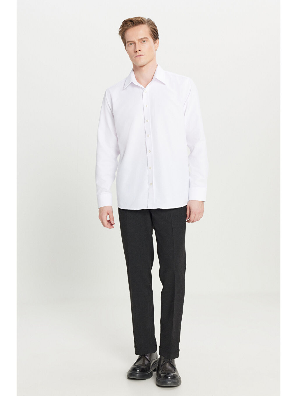 Erkek Beyaz Pamuklu Regular Fit Normal Kesim Klasik Yaka Armürlü Gömlek-1