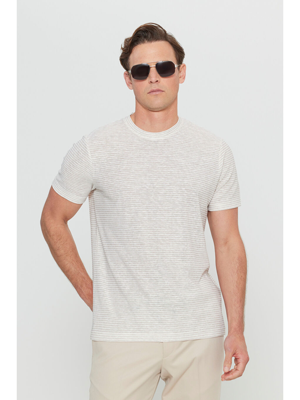 Erkek Beyaz-Bej Pamuklu Slim Fit Dar Kesim Bisiklet Yaka Çizgili Tişört-2