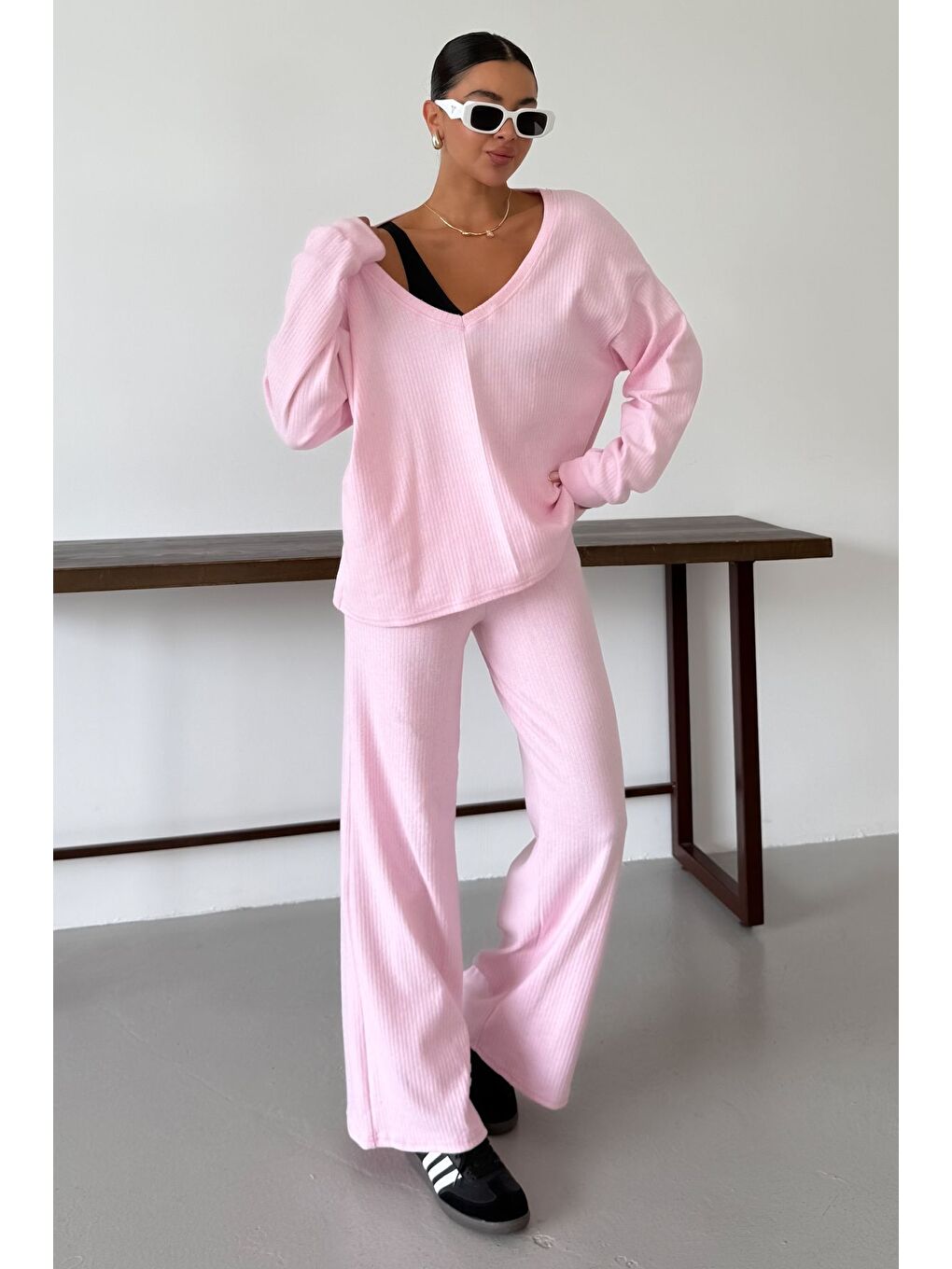 Kadın Pembe Geniş V Yaka Uzun Kollu Alt-Üst Pantolonlu Takım-4
