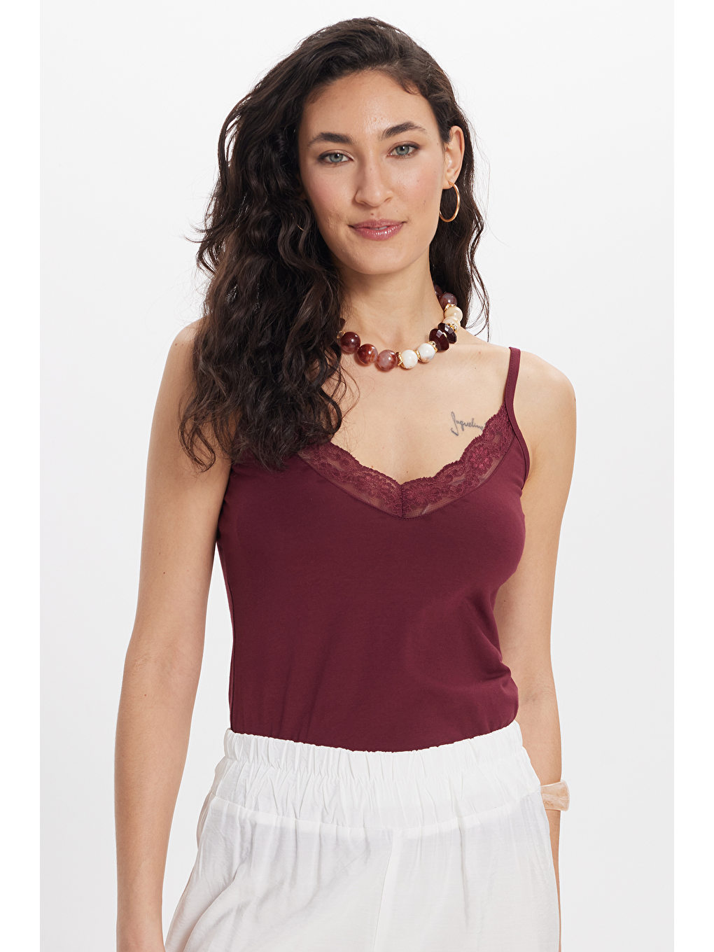 Kadın Slim Fit Dar Kesim Kolsuz V Yaka Dantel Detaylı Pamuklu Elastanlı Bordo Crop