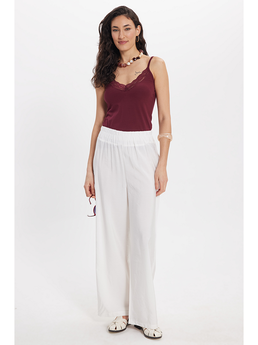 Kadın Slim Fit Dar Kesim Kolsuz V Yaka Dantel Detaylı Pamuklu Elastanlı Bordo Crop-1