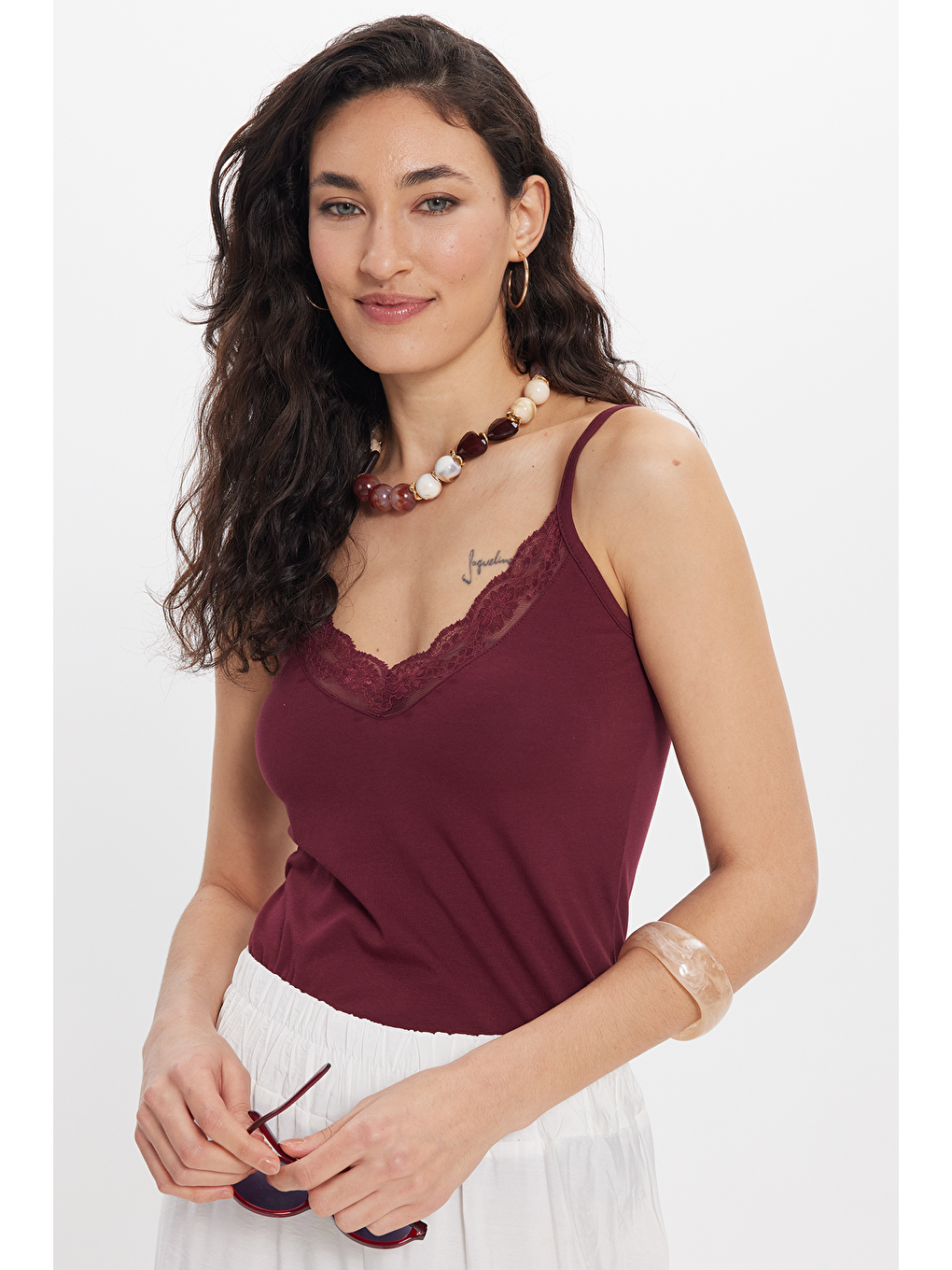 Kadın Slim Fit Dar Kesim Kolsuz V Yaka Dantel Detaylı Pamuklu Elastanlı Bordo Crop-2