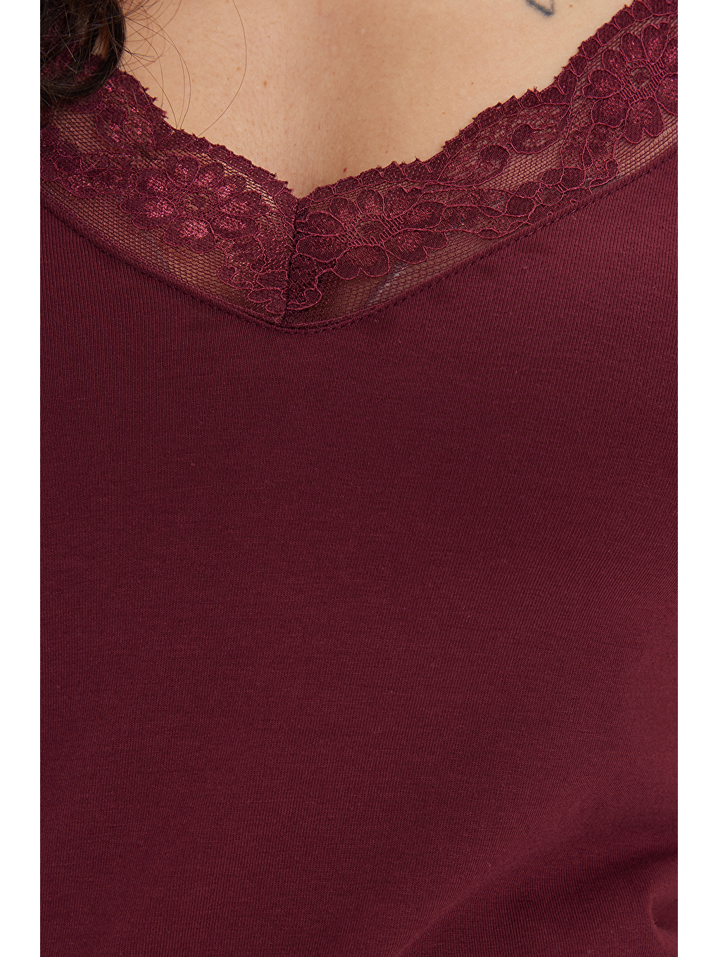 Kadın Slim Fit Dar Kesim Kolsuz V Yaka Dantel Detaylı Pamuklu Elastanlı Bordo Crop-5