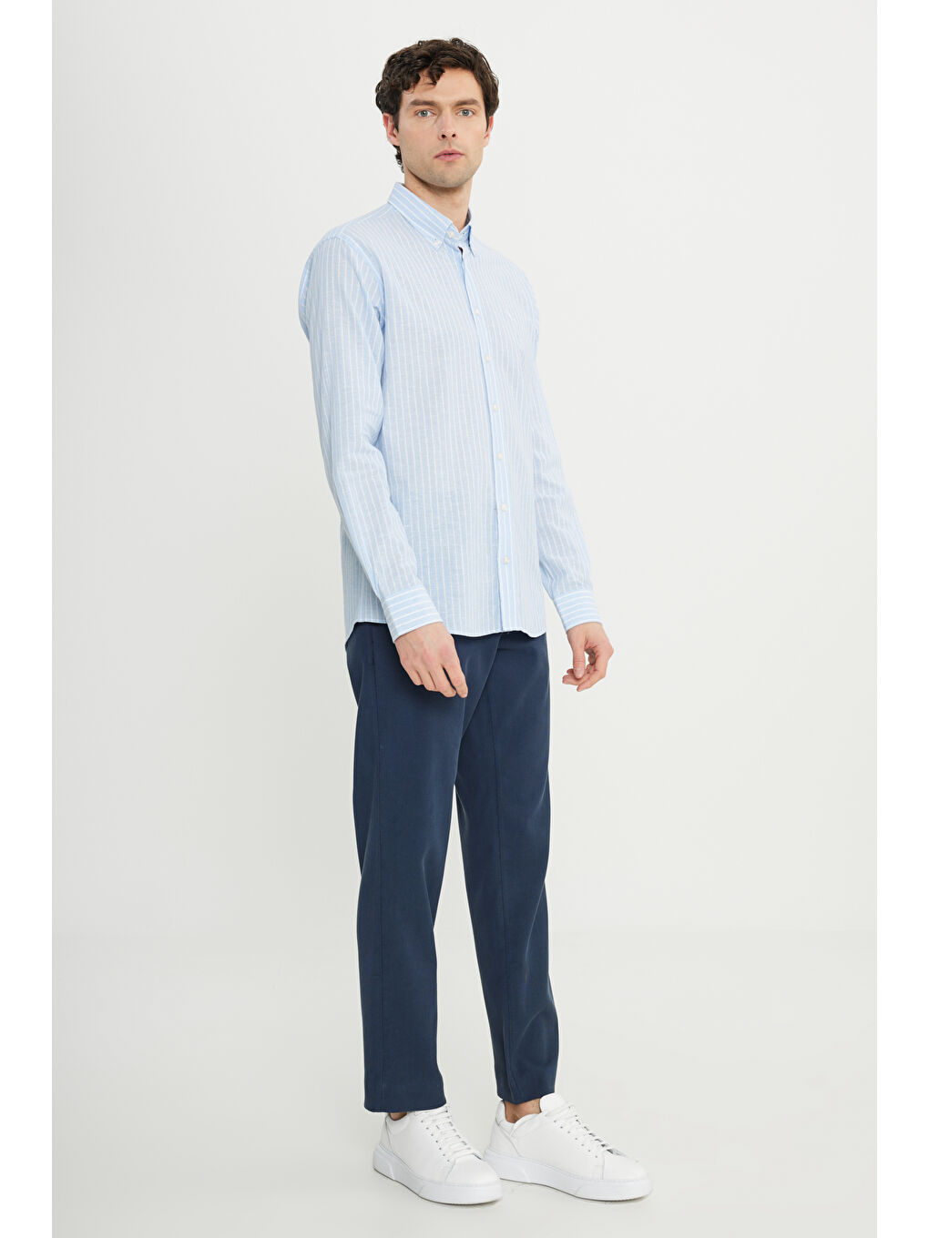 Erkek Mavi-Beyaz Pamuklu Keten Comfort Fit Rahat Kesim Düğmeli Yaka Çizgili Gömlek-1