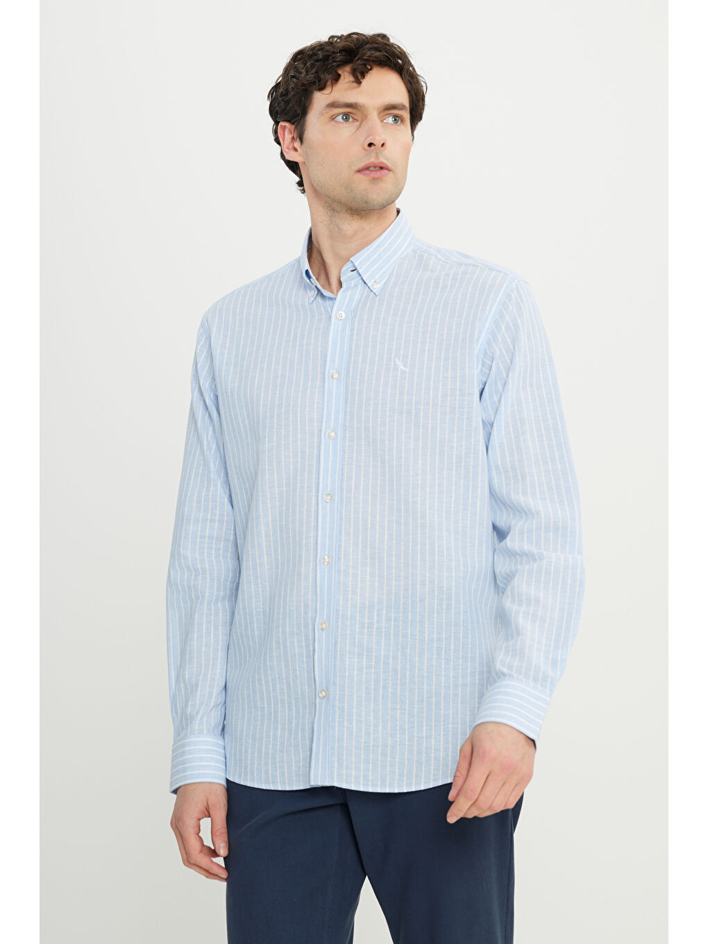 Erkek Mavi-Beyaz Pamuklu Keten Comfort Fit Rahat Kesim Düğmeli Yaka Çizgili Gömlek-2
