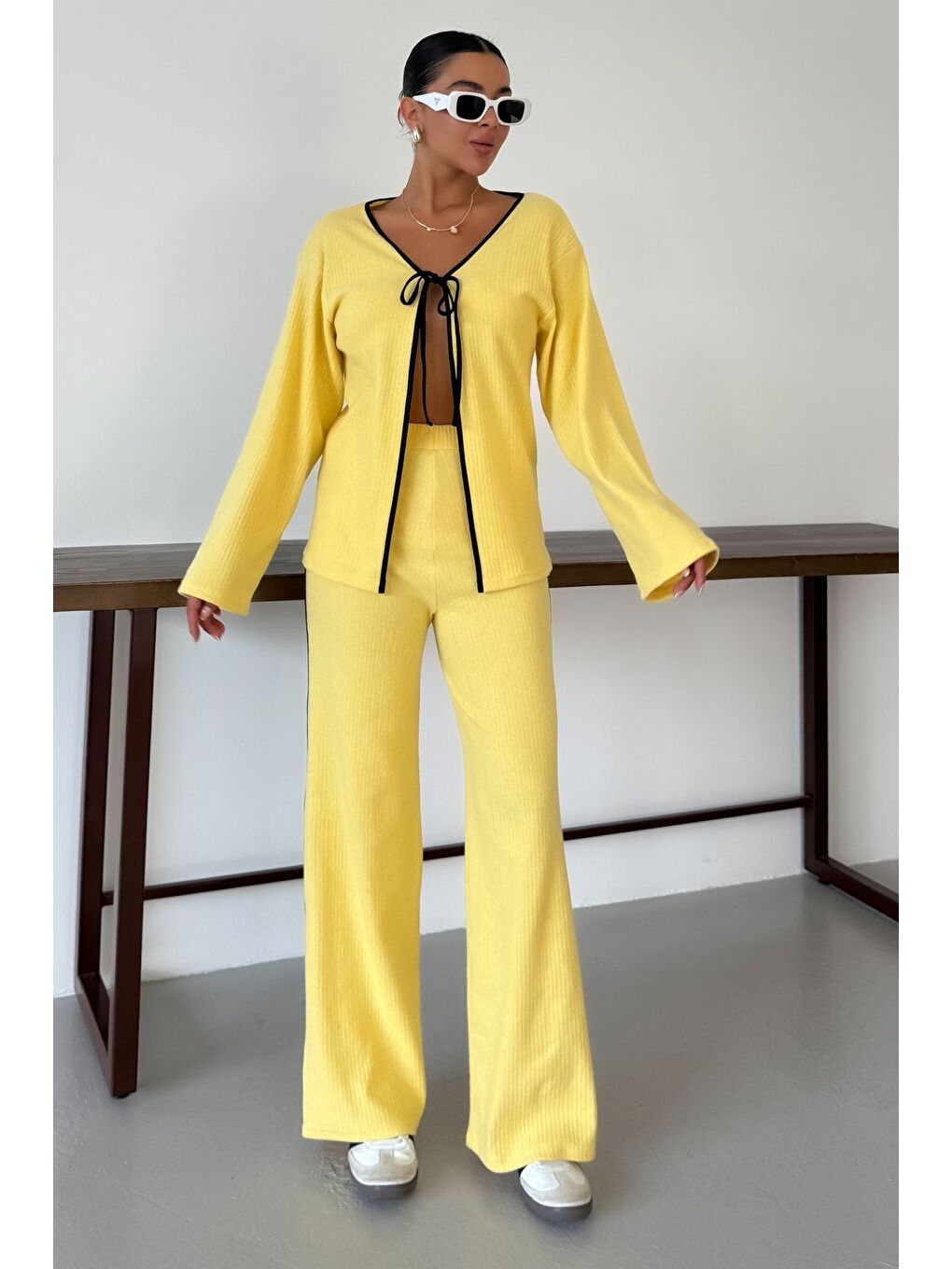 Kadın Sarı Ön Bağlama Detaylı Biyeli Alt-Üst Pantolonlu Takım