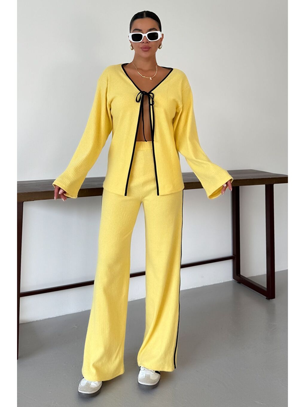 Kadın Sarı Ön Bağlama Detaylı Biyeli Alt-Üst Pantolonlu Takım-1