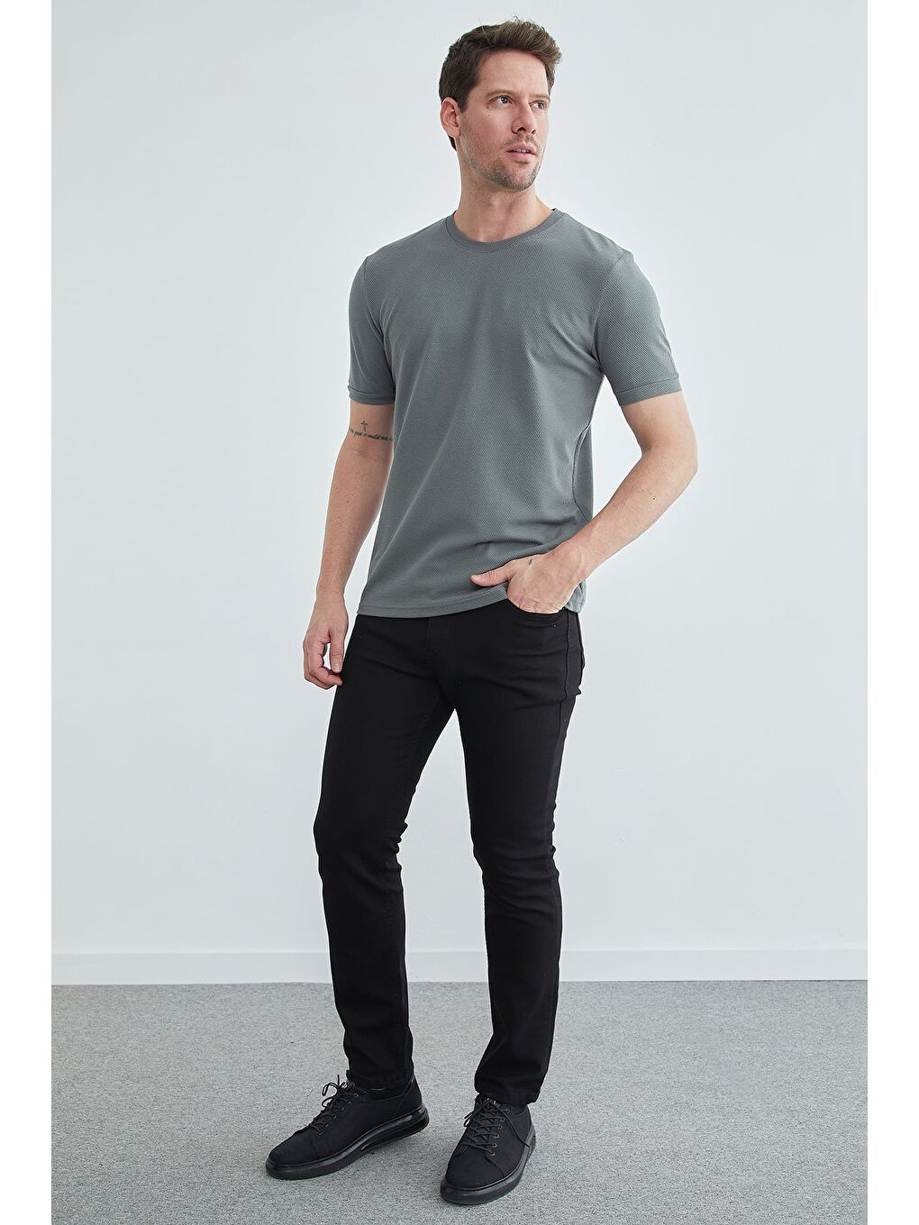 Gri Petek Kumaş Bisiklet Yaka Tişört-1