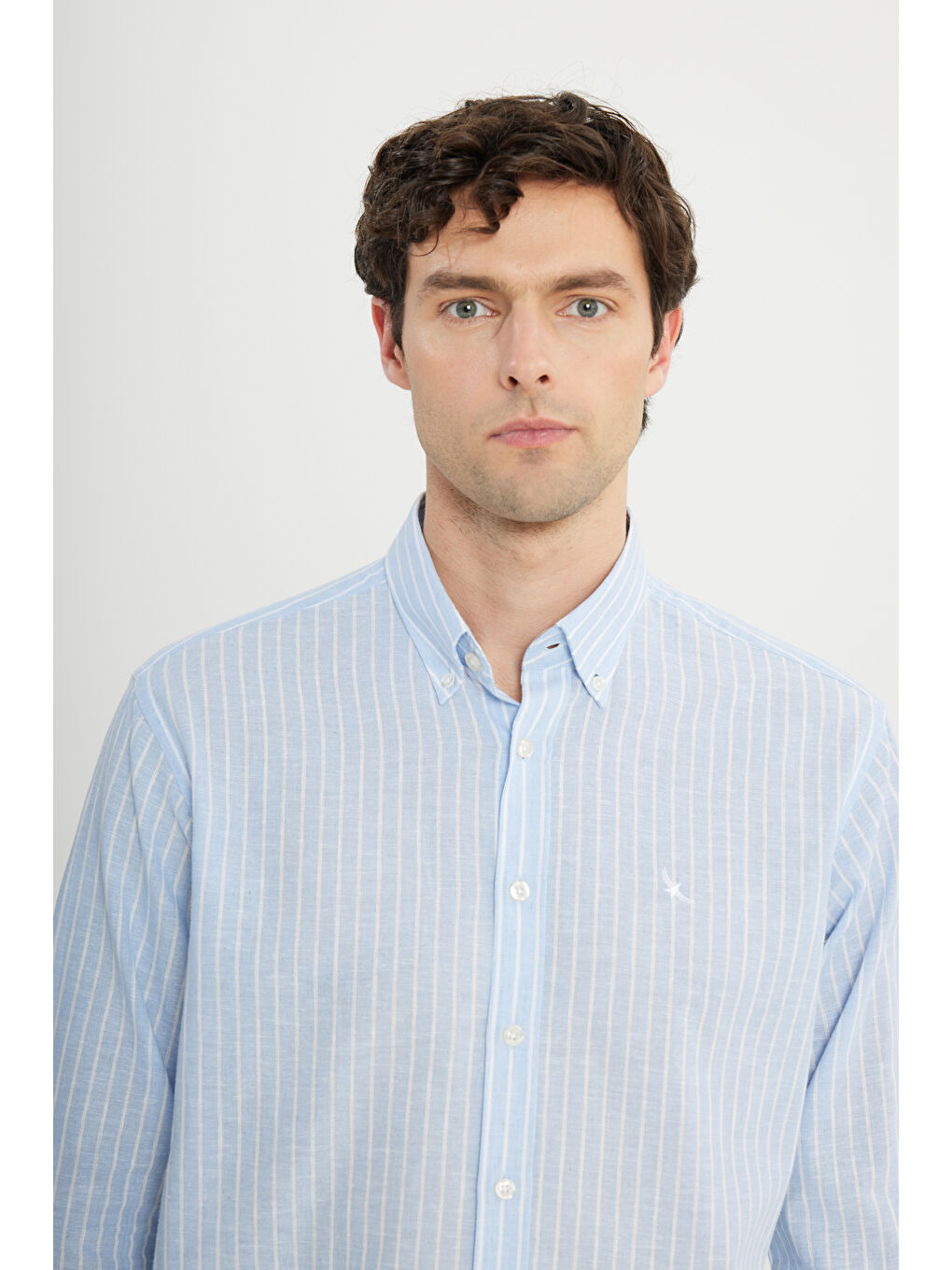 Erkek Mavi-Beyaz Pamuklu Keten Comfort Fit Rahat Kesim Düğmeli Yaka Çizgili Gömlek-3