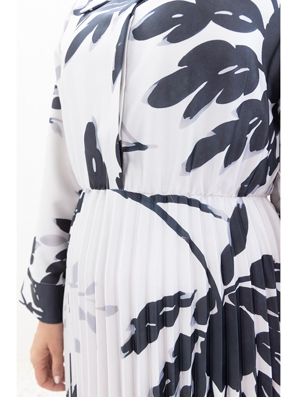 Bej Taş-Siyah-Eteği Piliseli Desenli Elbise-3