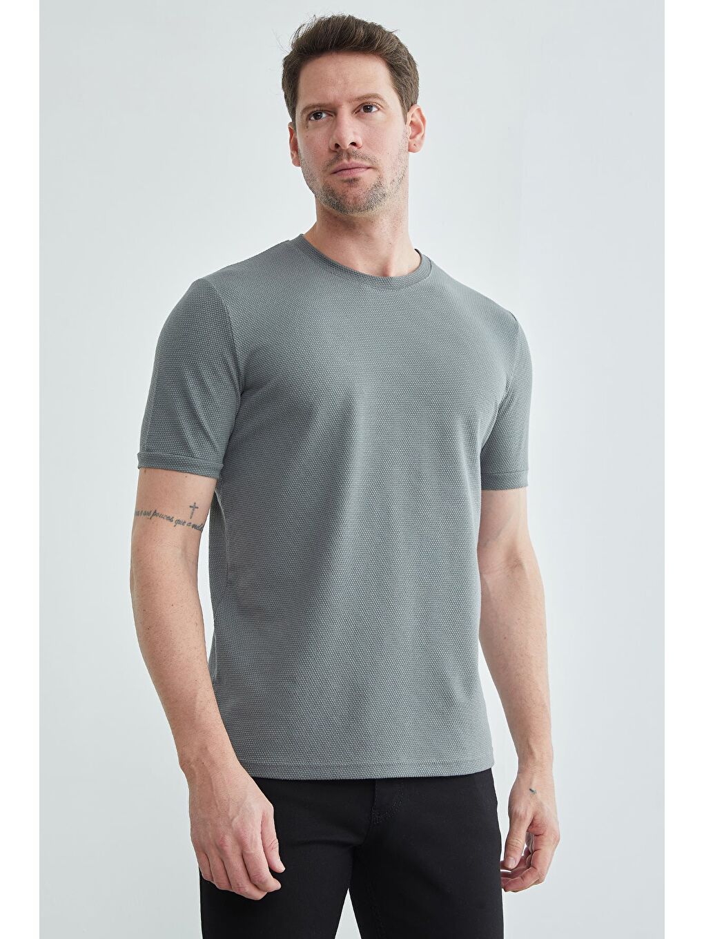 Gri Petek Kumaş Bisiklet Yaka Tişört-3