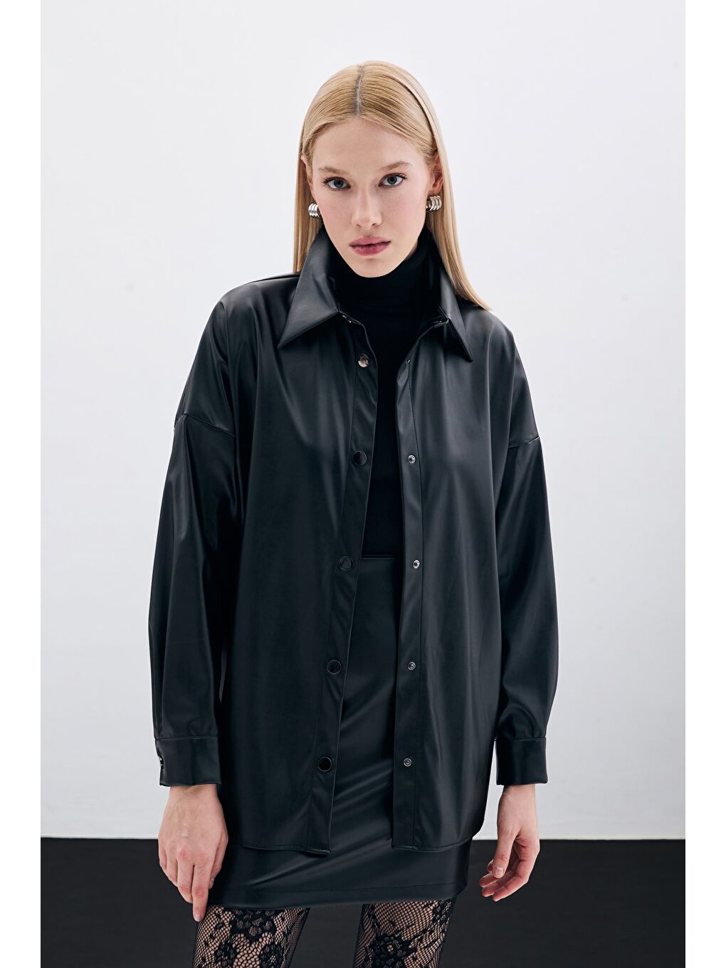 Çıtçıtlı Deri Gömlek - Siyah