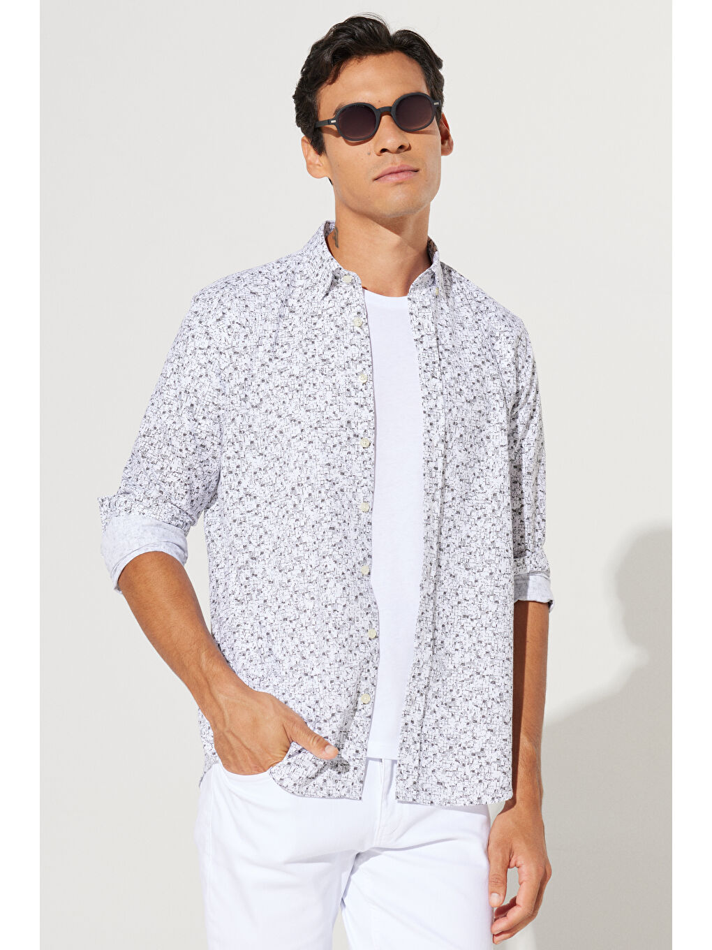 Erkek Beyaz-Antrasit Slim Fit Dar Kesim Düğmeli Yaka Baskılı Gömlek
