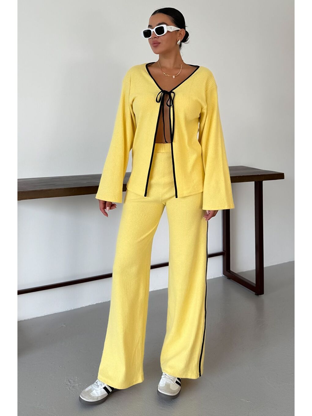 Kadın Sarı Ön Bağlama Detaylı Biyeli Alt-Üst Pantolonlu Takım-3