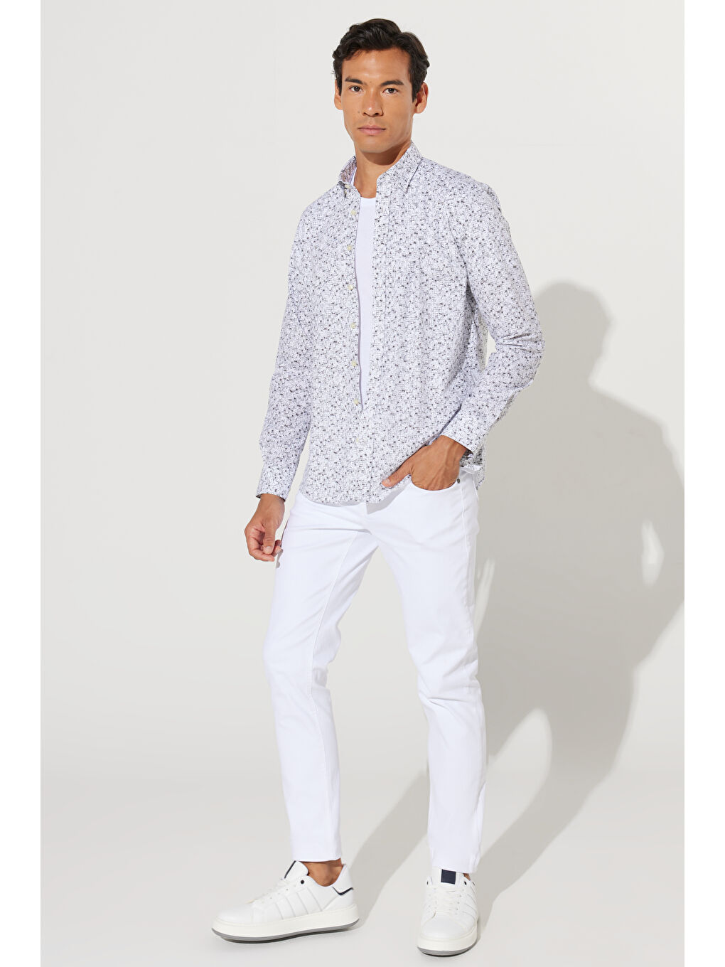 Erkek Beyaz-Antrasit Slim Fit Dar Kesim Düğmeli Yaka Baskılı Gömlek-4