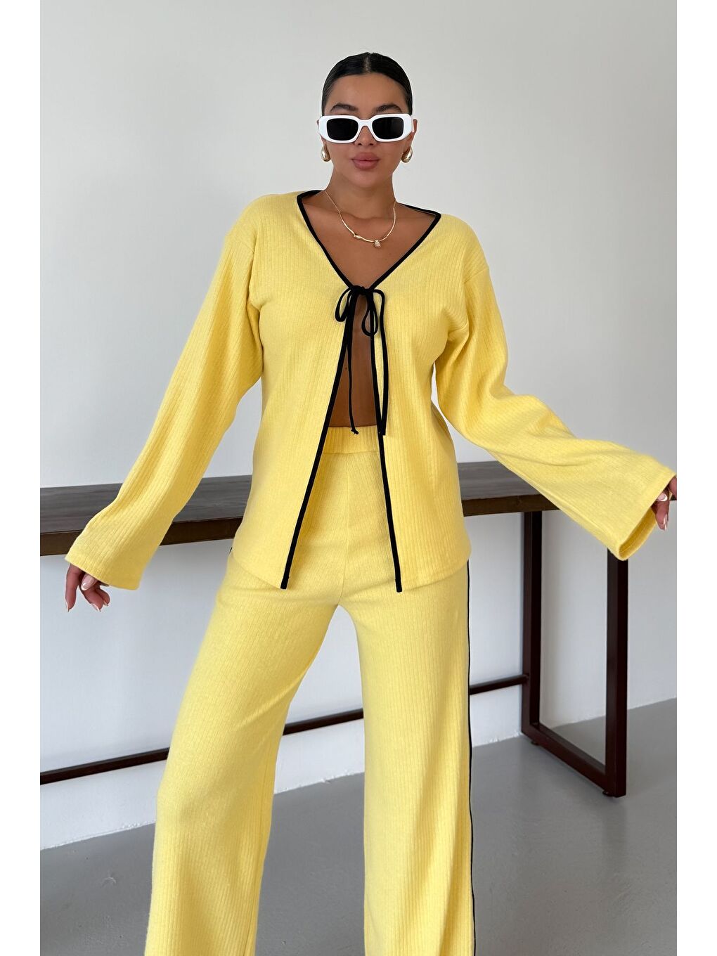 Kadın Sarı Ön Bağlama Detaylı Biyeli Alt-Üst Pantolonlu Takım-4