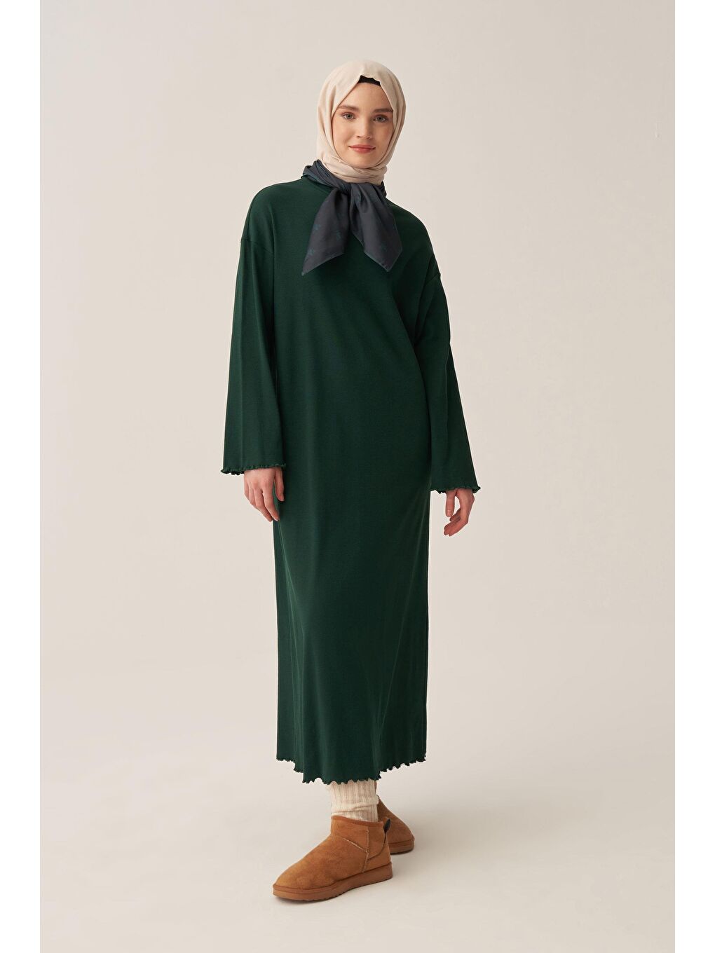 Yeşil Zümrüt-Fırfır Detaylı Kaşkorse Elbise