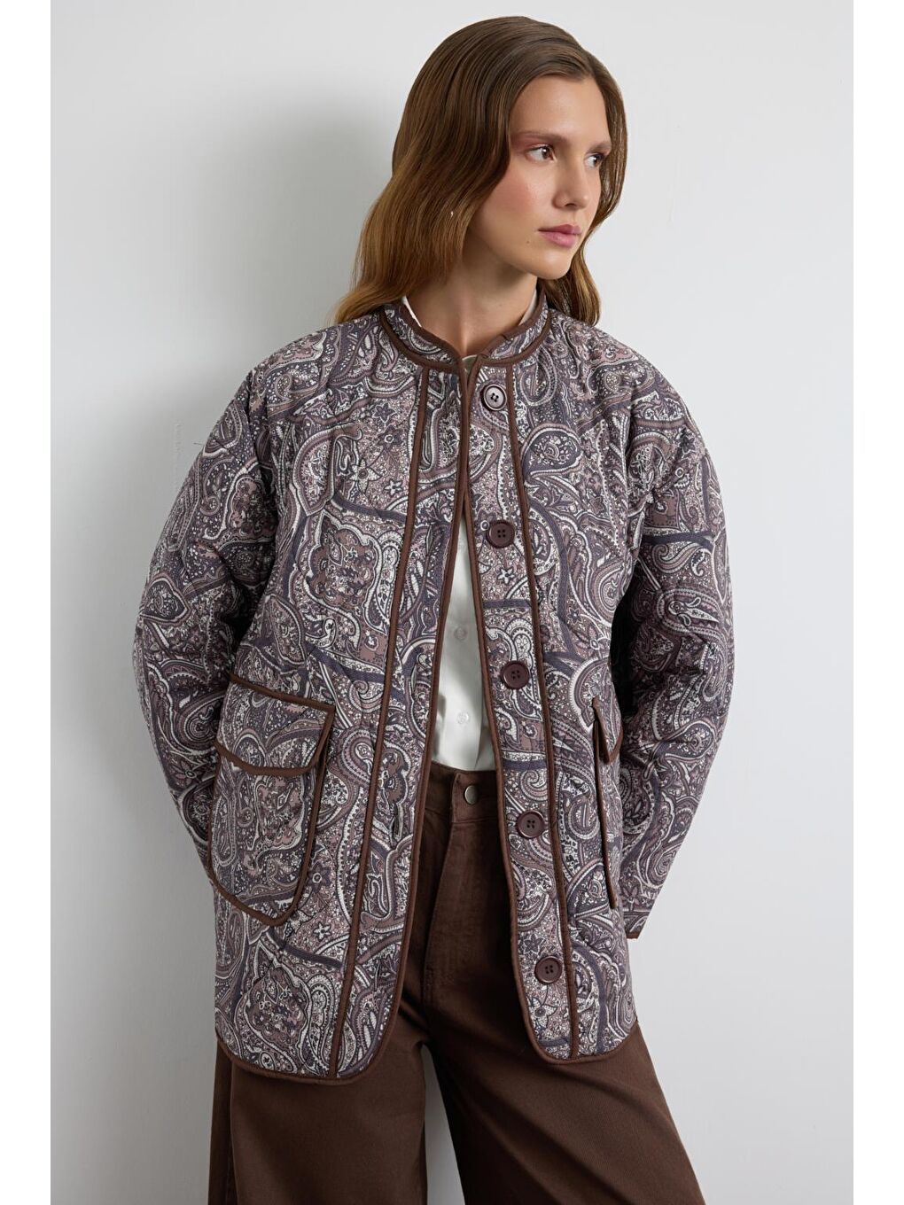 Kahverengi Desenli Kontrast Biyeli Kapitone Mont Kahve