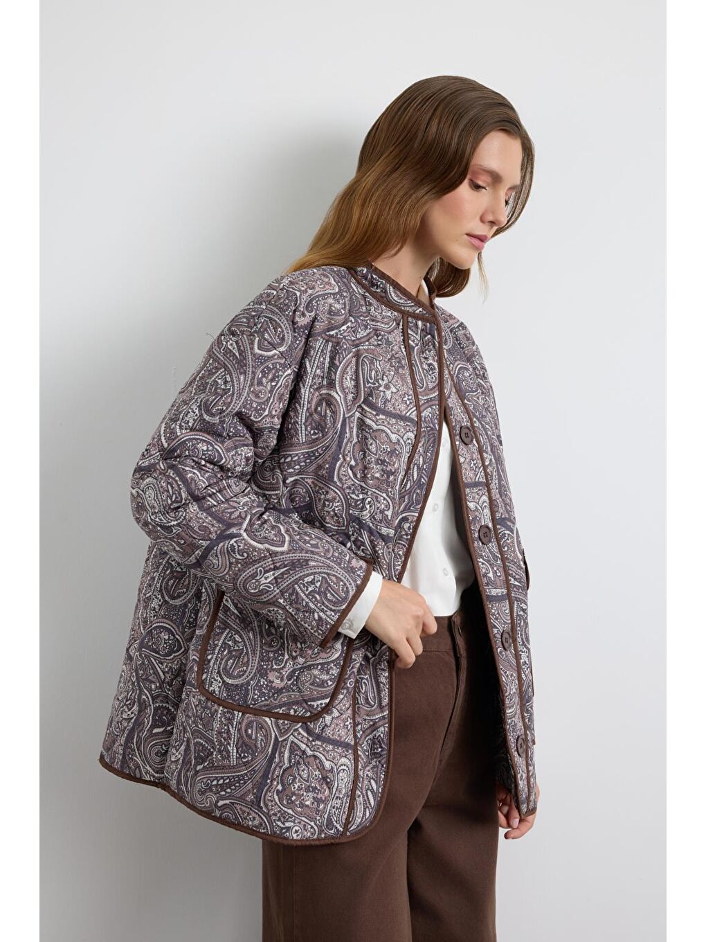 Kahverengi Desenli Kontrast Biyeli Kapitone Mont Kahve-3