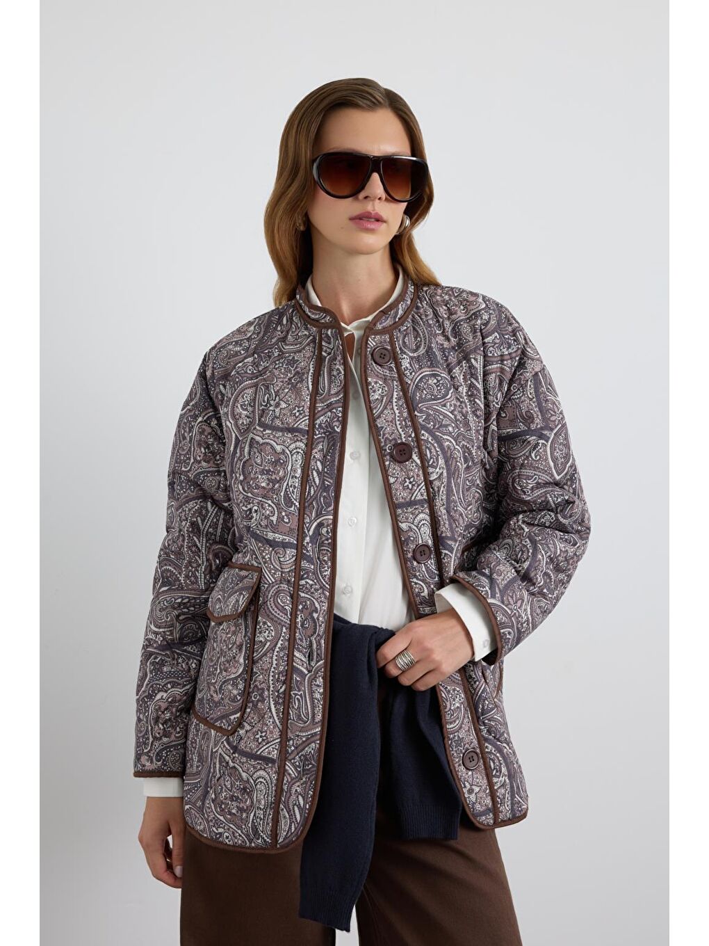 Kahverengi Desenli Kontrast Biyeli Kapitone Mont Kahve-4