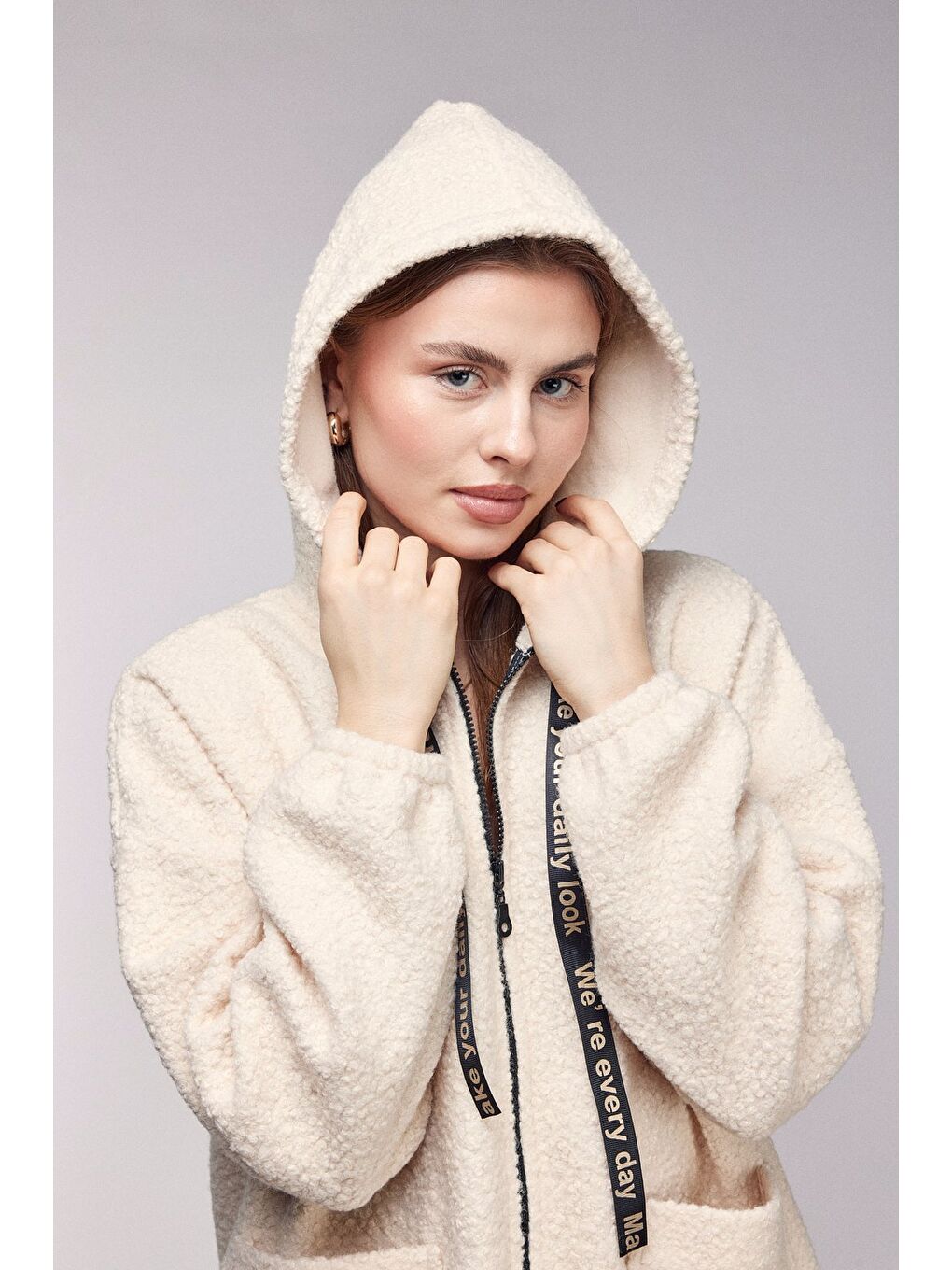 Bej Taş Oversize Kapüşonlu Fermuarlı Pelüş Uzun Hırka-2