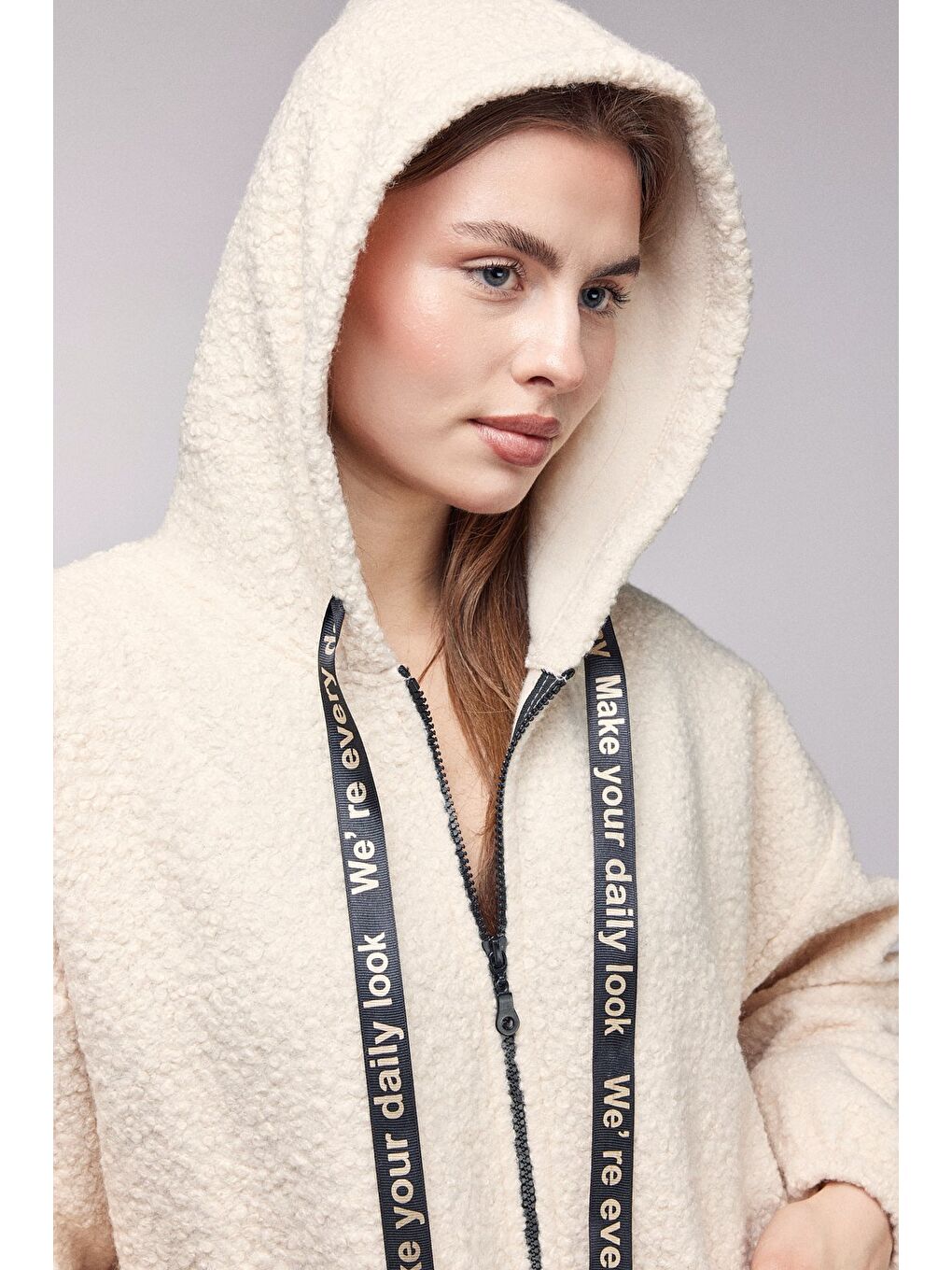 Bej Taş Oversize Kapüşonlu Fermuarlı Pelüş Uzun Hırka-3