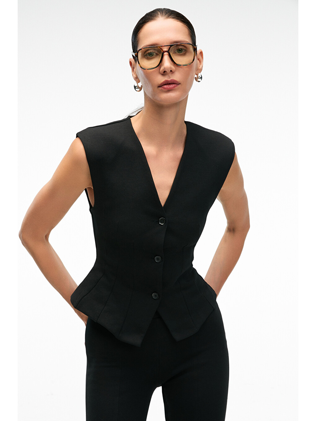 Calystra Kadın Esnek Kumaşlı Önü Pensli Düğmeli Regular Fit Siyah Yelek-3
