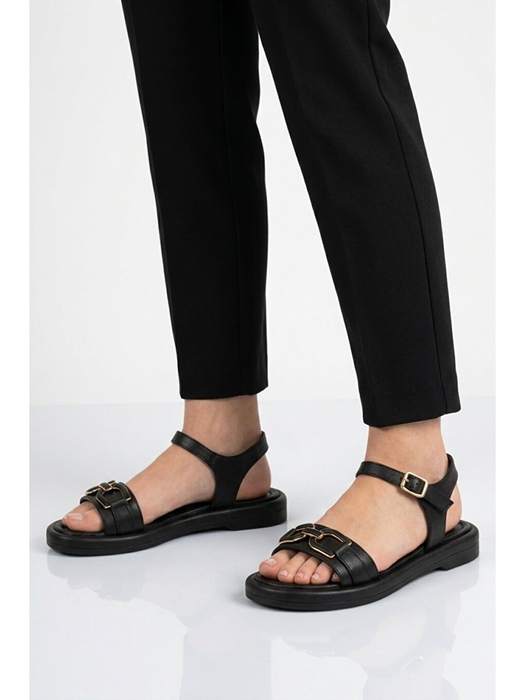 Siyah Kadın Tabanı Yumuşak Hafif Sandalet 35442 Z