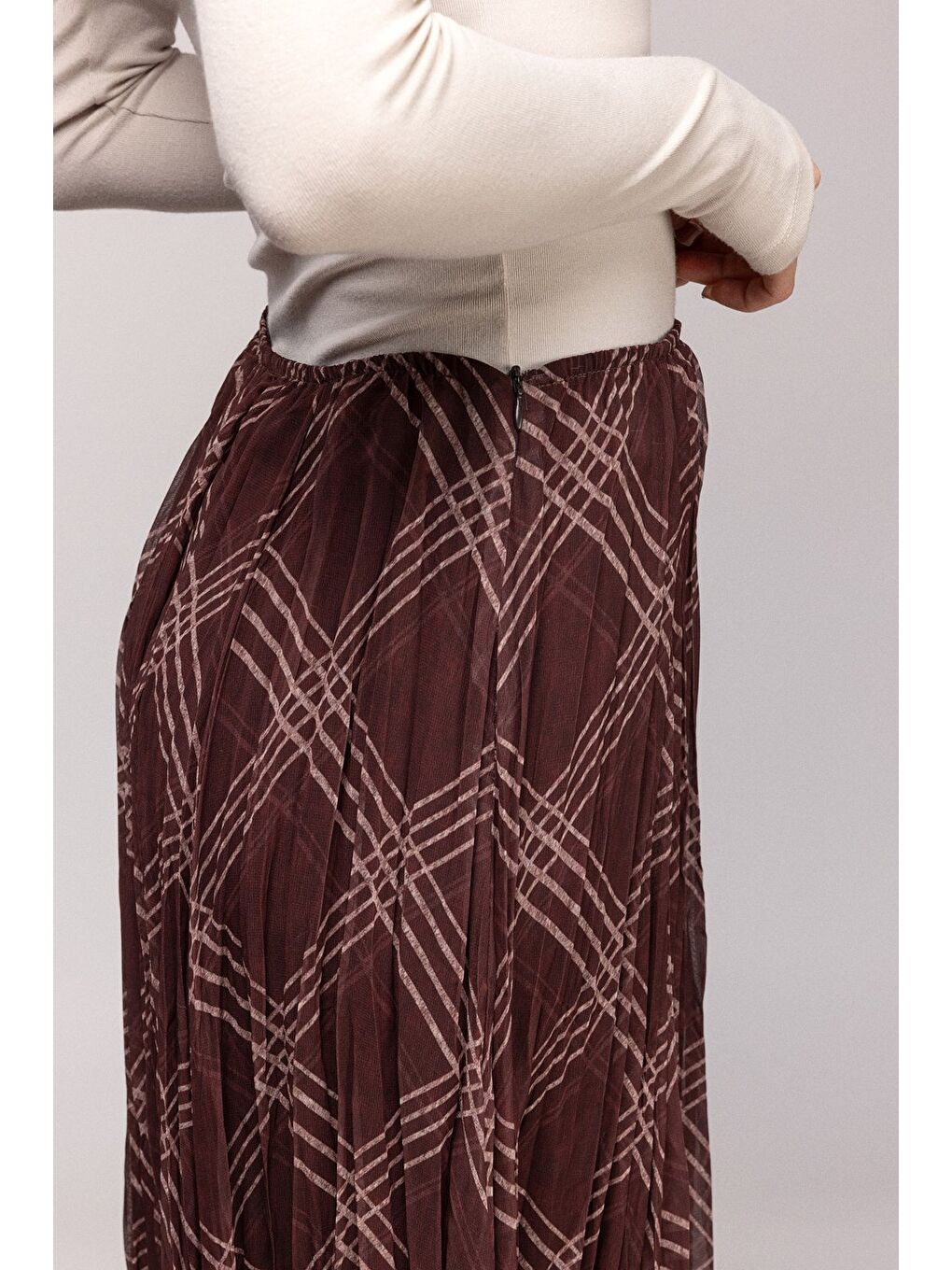 Kahverengi Ekose Desenli Asimetrik Kesim Piliseli Etek-4