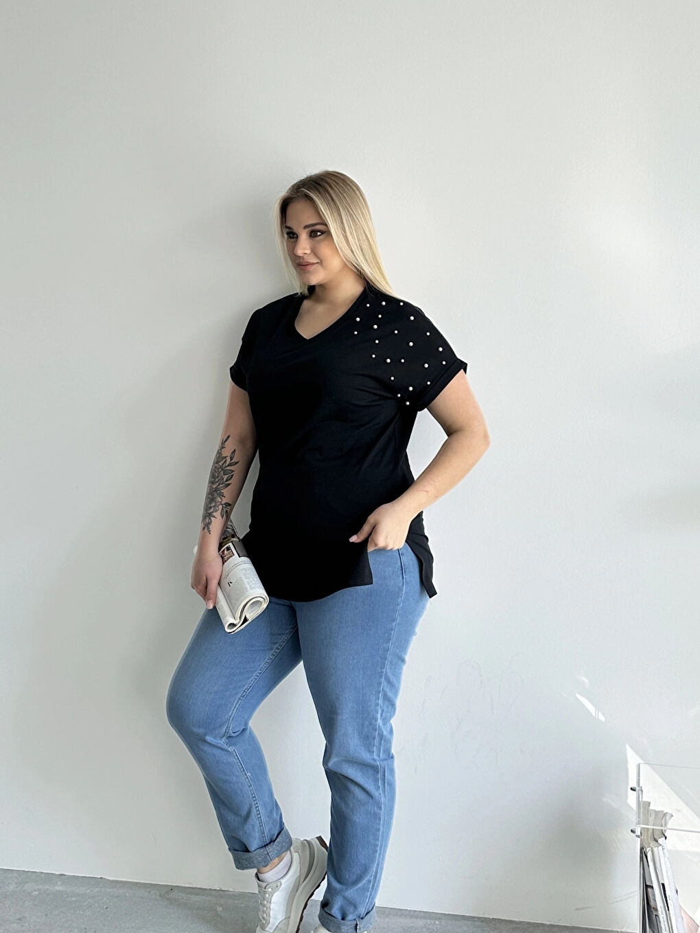 Stil Diva Siyah Büyük Beden Kısa Kollu V Yaka Yanları Yırtmaçlı Boncuklu Basic T-shirt RFT-04 - 1