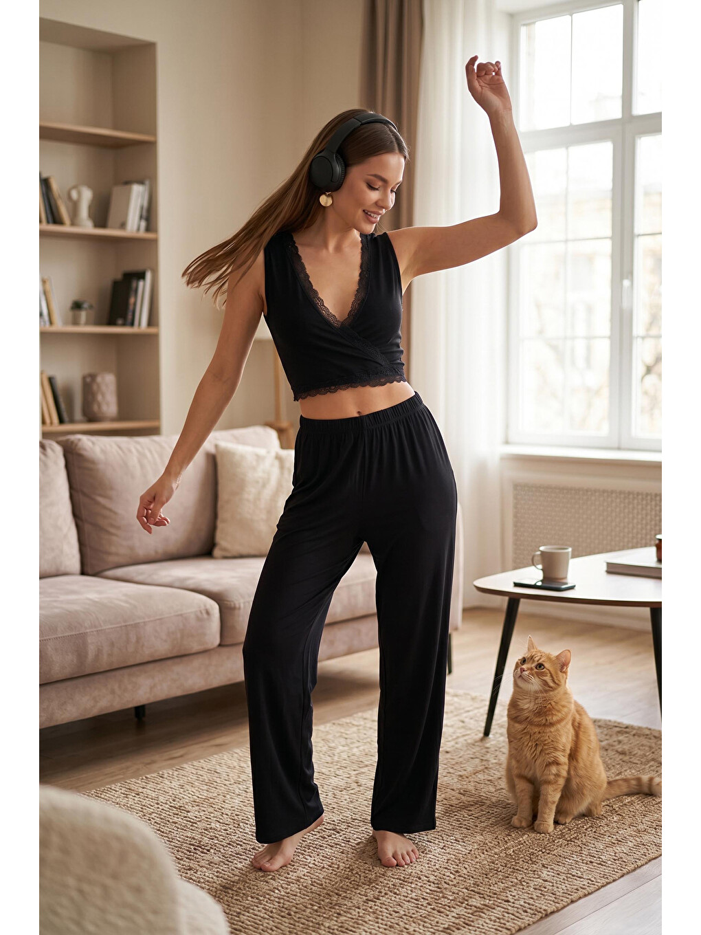 Siyah Yumuşak Dokulu Sırtı Bağlamalı Dantelli Crop Pijama Takımı 6575015