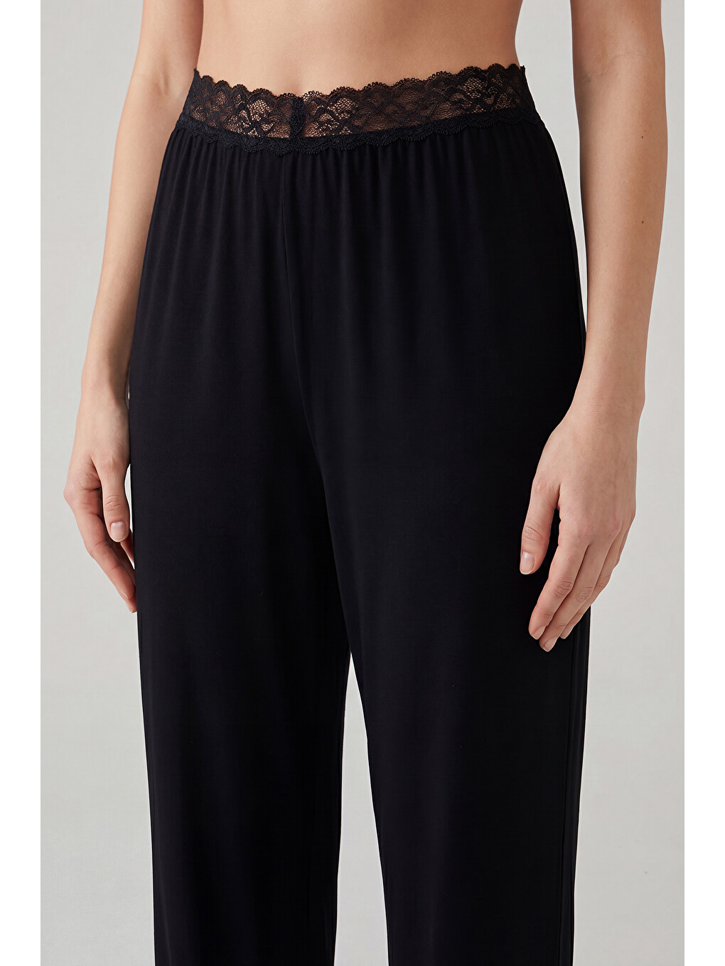 Siyah Yumuşak Dokulu Sırtı Bağlamalı Dantelli Crop Pijama Takımı 6575015-5