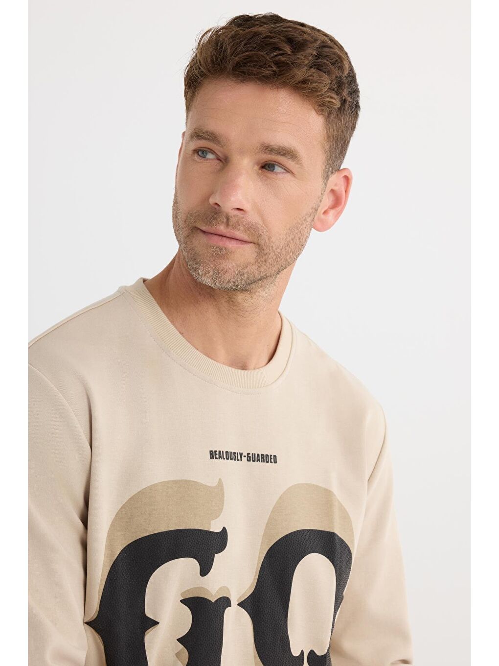 Erkek Relax Fit Rahat Kesim Pamuklu Lastikli Kol Bisiklet Yaka Baskılı Bej Sweatshirt-1