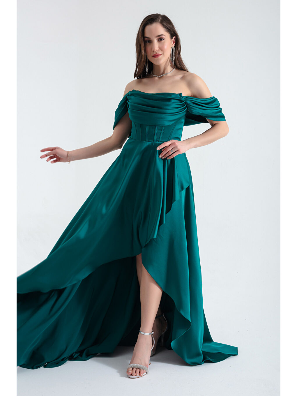 Kadın Zümrüt Yeşili Kayık Yaka Volanlı Uzun Saten Abiye Elbise