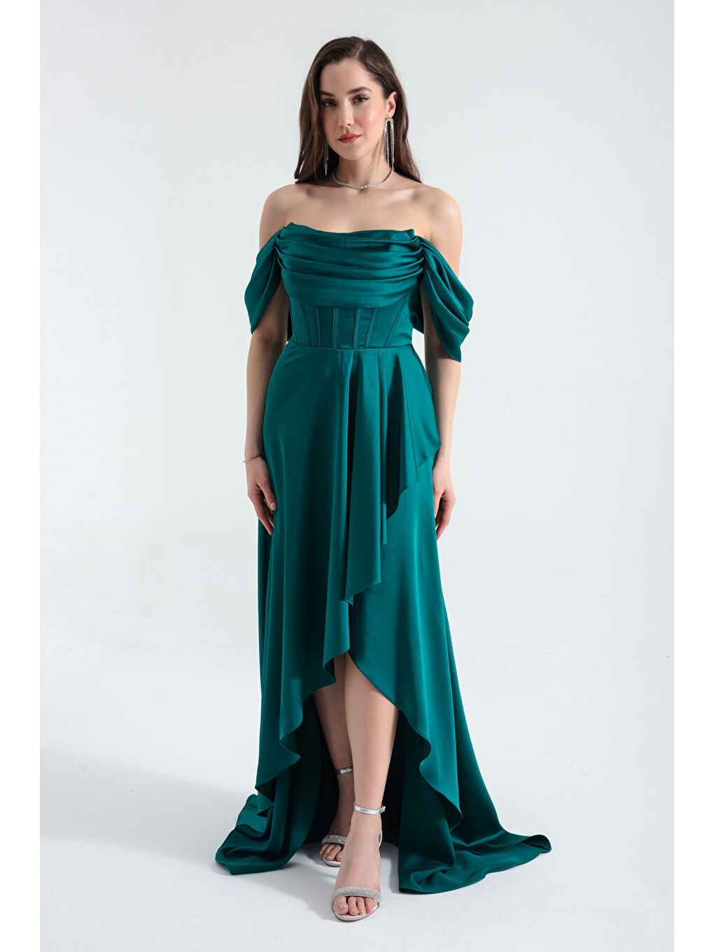 Kadın Zümrüt Yeşili Kayık Yaka Volanlı Uzun Saten Abiye Elbise-1