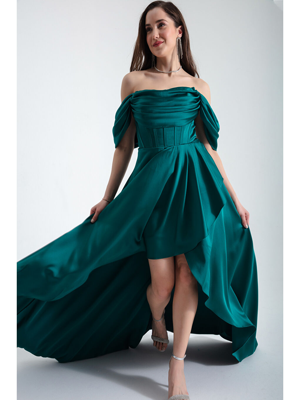 Kadın Zümrüt Yeşili Kayık Yaka Volanlı Uzun Saten Abiye Elbise-2