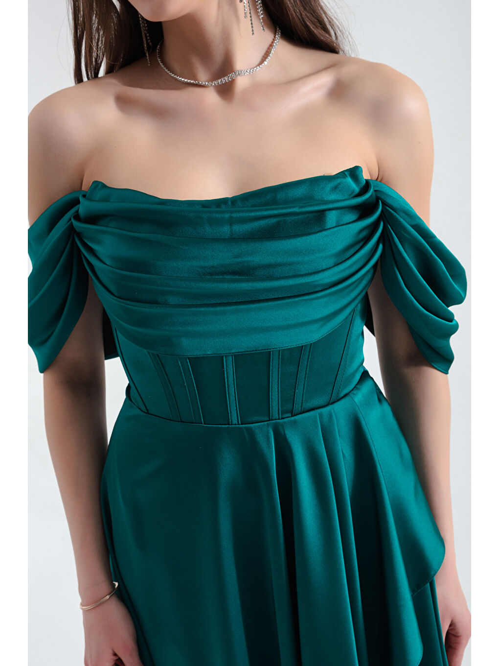 Kadın Zümrüt Yeşili Kayık Yaka Volanlı Uzun Saten Abiye Elbise-3